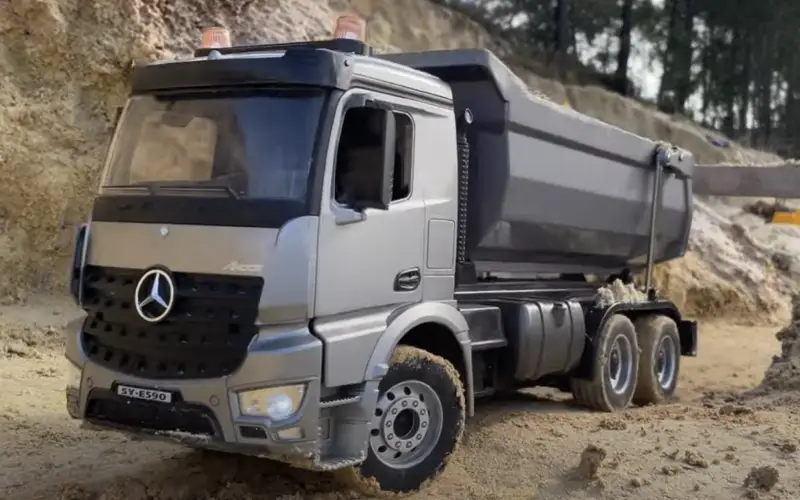 Double E Pro E590 Mercedes Arocs RC dump truck