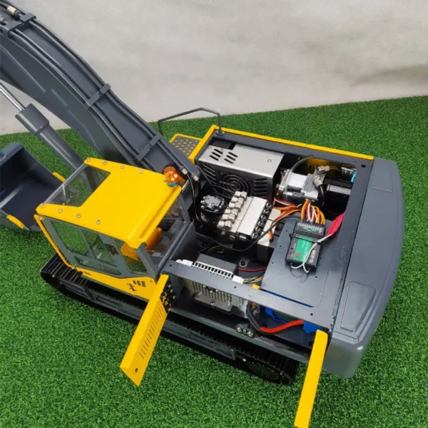 Volvo hyraulic RC excavator in 1/12 scale.
